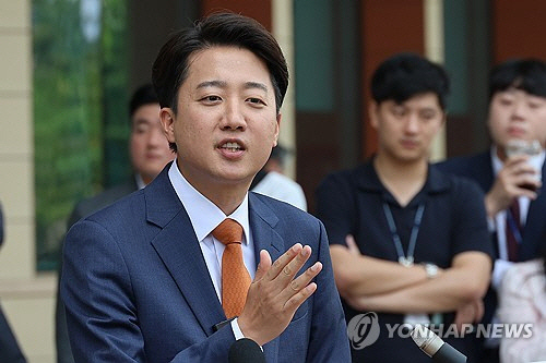 개혁신당 이준석 대선 후보가 27일 서울 여의도 국회에서 국민의힘 김문수 후보와의 단일화에 대한 거부 입장을 거듭 밝힌 뒤 취재진의 질문에 답하고 있다. [연합뉴스]